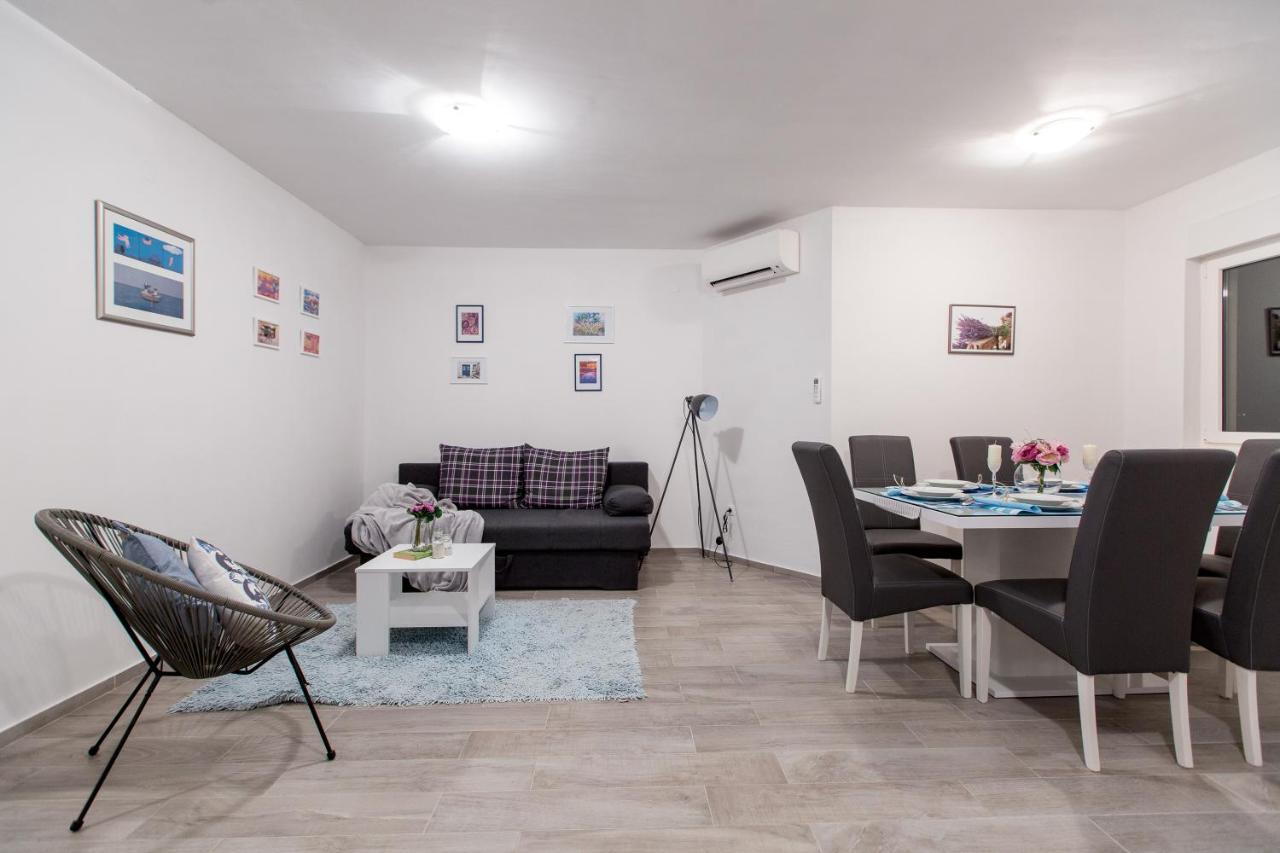 Maiv Residence - Family & Designer Suites Rogoznica  Rum bild