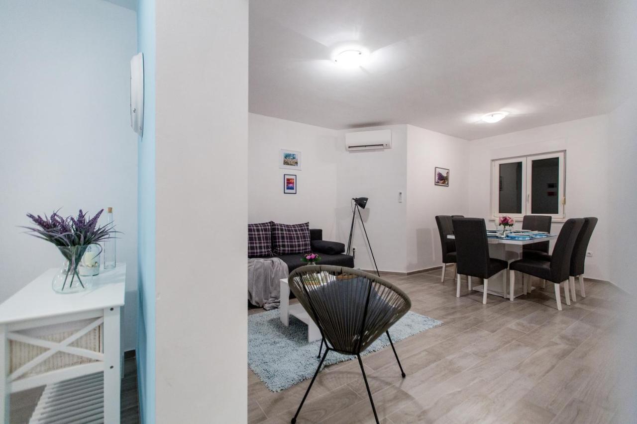 Maiv Residence - Family & Designer Suites Rogoznica  Rum bild