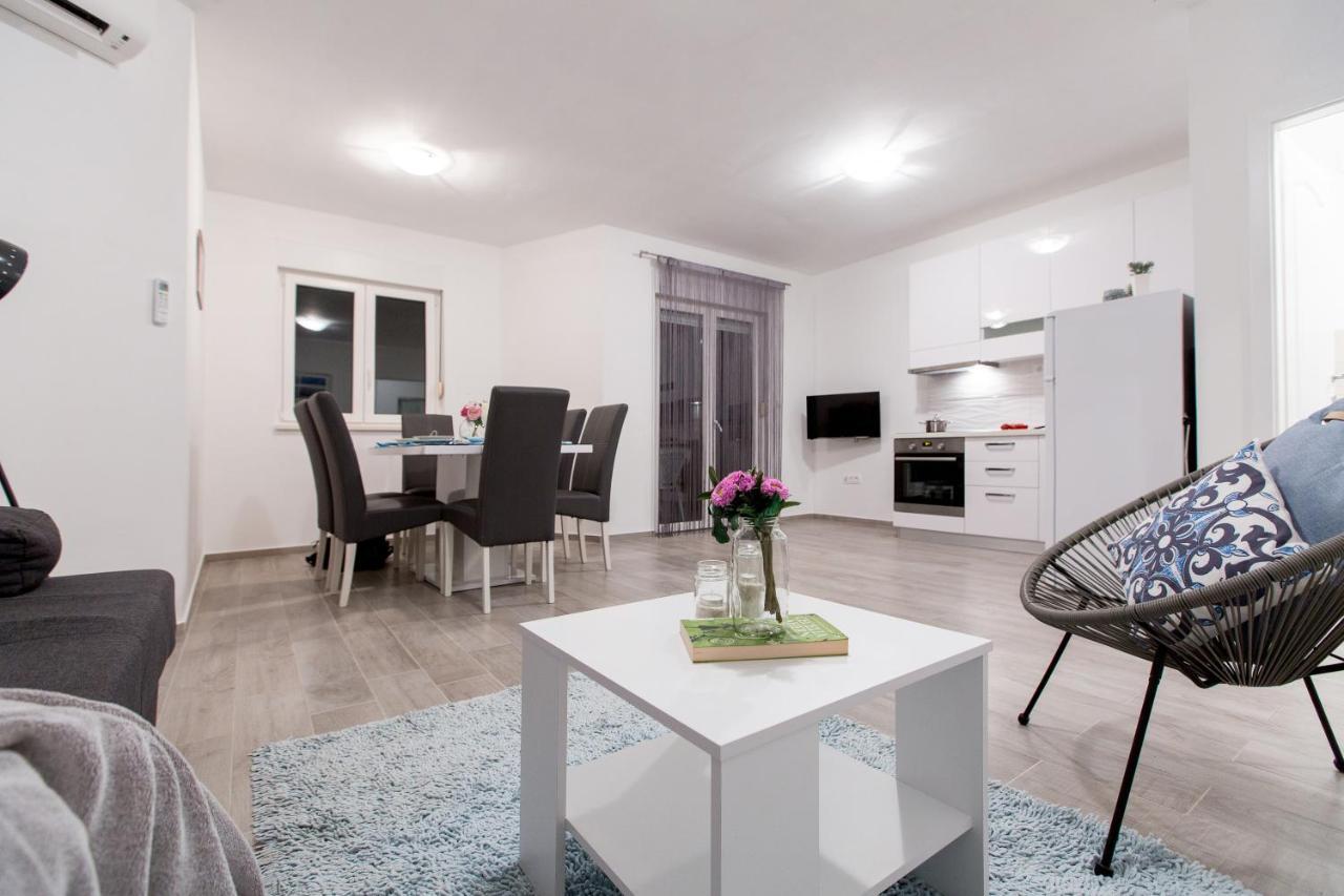 Maiv Residence - Family & Designer Suites Rogoznica  Rum bild